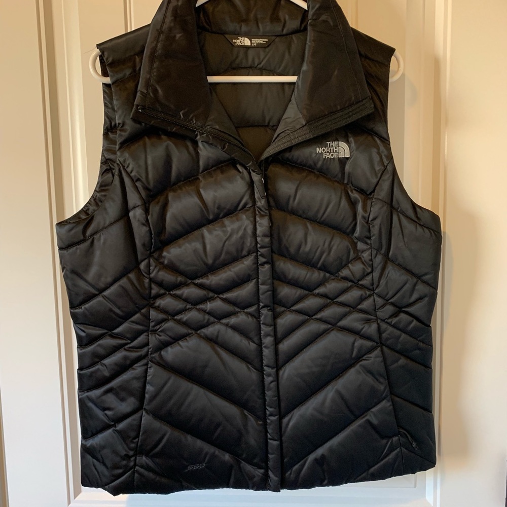 THE NORTH FACE // black puffer vest